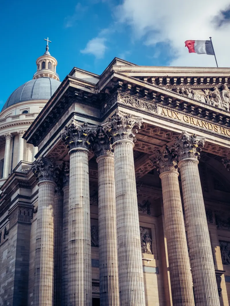 Façade à colonnes d'un bâtiment historique